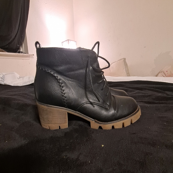 Heeled leather combat boots with tread - Picture 4 of 4